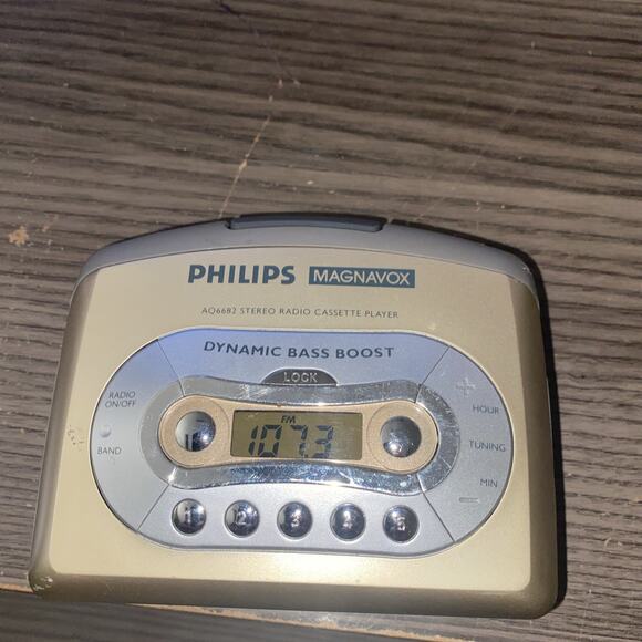 PHILIPS MAGNAVOX AQ6682 AM/FM Radio Cassette Player Tested Works - Picture 1 of 2